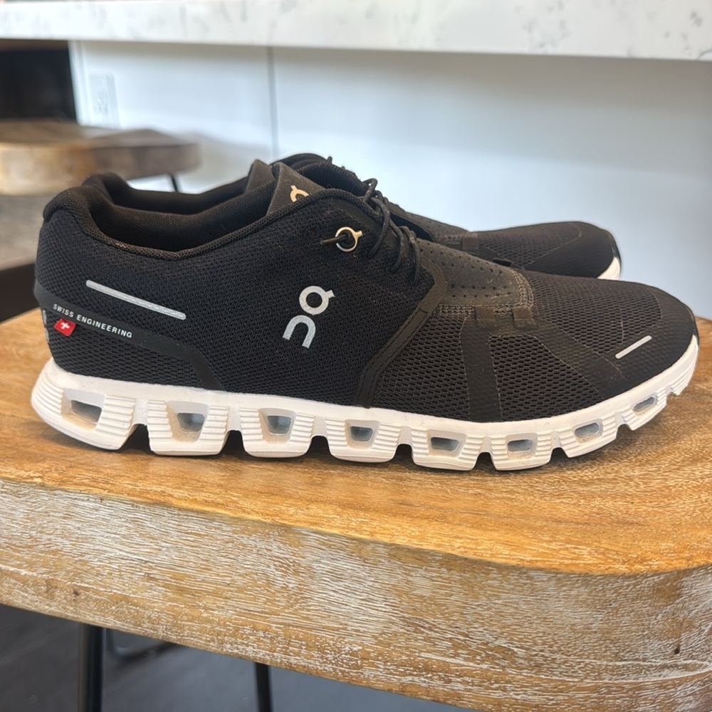 On Cloud 5 Swiss Engineering Womens Sz 9.5 Black White Running Shoes